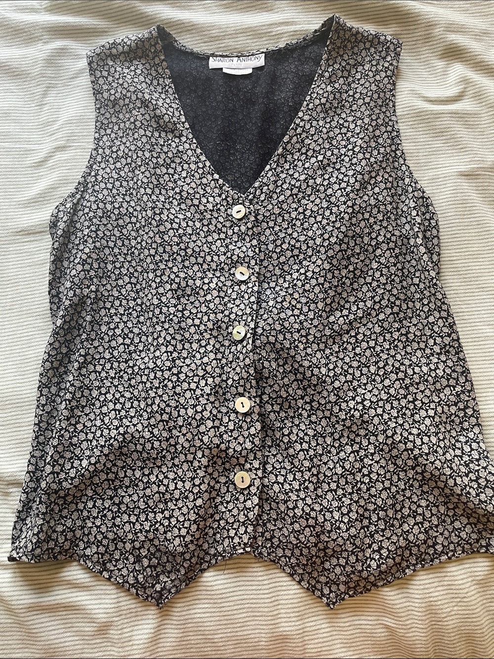 Sharon Anthony Black Floral Button-Down Sleeveless Top